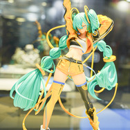 ホロライブ・フワモコやゲーマーズ等身大フィギュアの可愛さが無限大！「ミクxガンダムW」コラボなど「ワンフェス」を電脳アイドルが彩る【WF2025夏】