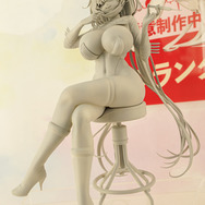 ドキッとする夏衣装から涼やかなドレスまで、「ワンフェス」に猛暑を吹き飛ばす『アズレン』『ブルアカ』美女フィギュアが集結【WF2025夏】