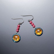 「鬼滅の刃」より「猗窩座」にフィーチャーしたアクセサリーが登場！“上弦”と“参”の瞳をモチーフ、メタリックカラーで優雅さを演出