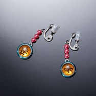 「鬼滅の刃」より「猗窩座」にフィーチャーしたアクセサリーが登場！“上弦”と“参”の瞳をモチーフ、メタリックカラーで優雅さを演出