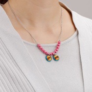 「鬼滅の刃」より「猗窩座」にフィーチャーしたアクセサリーが登場！“上弦”と“参”の瞳をモチーフ、メタリックカラーで優雅さを演出