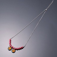 「鬼滅の刃」より「猗窩座」にフィーチャーしたアクセサリーが登場！“上弦”と“参”の瞳をモチーフ、メタリックカラーで優雅さを演出