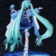 満天の星空の下で歌う「初音ミク」が綺麗！イラストレーター・Tiv氏が描いた「マジミラ2025」メインビジュアルを立体化