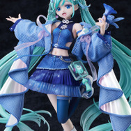 満天の星空の下で歌う「初音ミク」が綺麗！イラストレーター・Tiv氏が描いた「マジミラ2025」メインビジュアルを立体化