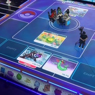 『ポケカ』世界大会、未来感あふれる“床”の演出に反響！「遊戯王のソリッドビジョンみたい」「全TCGプレイヤーの夢じゃん」