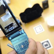 ARマーカーに携帯電話をかざすことで、画面上にオブジェクトが表示される ARマーカーに携帯電話をかざすことで、画面上にオブジェクトが表示される