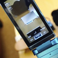 携帯画面上に表示されたテーブル(画面中央)とテレビ(画面下)のAR 携帯画面上に表示されたテーブル(画面中央)とテレビ(画面下)のAR