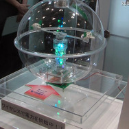 球体底面と床に15ミリのギャップを設けての送電デモ 球体底面と床に15ミリのギャップを設けての送電デモ