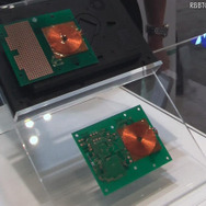 デジタルフォトフレームに装着した受電ユニット（上）と送電ユニット（下） デジタルフォトフレームに装着した受電ユニット（上）と送電ユニット（下）