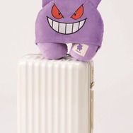 『ポケモン』ゲンガーになりきりながら快適に過ごせる！フード付ネックピローほか、ピカチュウのスーツケースベルトなどトラベルグッズが発売