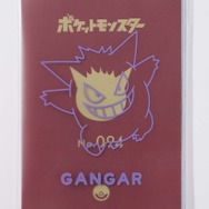 『ポケモン』ゲンガーになりきりながら快適に過ごせる！フード付ネックピローほか、ピカチュウのスーツケースベルトなどトラベルグッズが発売