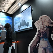 東京ゲームショウ 2025のBenQブースはゲームアートスタイルを鮮明に映し出す最新ゲーミングモニターが主役！猫麦とろろさんのスタイリッシュなパネルもお出迎え【TGS2025】