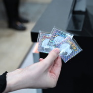 東京ゲームショウ 2025のBenQブースはゲームアートスタイルを鮮明に映し出す最新ゲーミングモニターが主役！猫麦とろろさんのスタイリッシュなパネルもお出迎え【TGS2025】