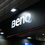 東京ゲームショウ 2025のBenQブースはゲームアートスタイルを鮮明に映し出す最新ゲーミングモニターが主役！猫麦とろろさんのスタイリッシュなパネルもお出迎え【TGS2025】