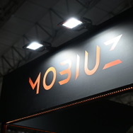 東京ゲームショウ 2025のBenQブースはゲームアートスタイルを鮮明に映し出す最新ゲーミングモニターが主役！猫麦とろろさんのスタイリッシュなパネルもお出迎え【TGS2025】