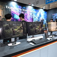 東京ゲームショウ 2025のBenQブースはゲームアートスタイルを鮮明に映し出す最新ゲーミングモニターが主役！猫麦とろろさんのスタイリッシュなパネルもお出迎え【TGS2025】