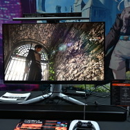 東京ゲームショウ 2025のBenQブースはゲームアートスタイルを鮮明に映し出す最新ゲーミングモニターが主役！猫麦とろろさんのスタイリッシュなパネルもお出迎え【TGS2025】