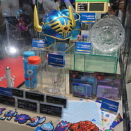 メタリックブルーに輝く「ロトの兜」がクール！「ドラクエ ふくびき所スペシャル ～ロトの伝説ふたたび編～」発売決定【TGS2025】