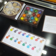 『空の軌跡』登場キャラ“50人超え”の身長差イラストが圧巻！国内メディアも“ほぼ初見”の超貴重アイテムもブースに展示【TGS2025】