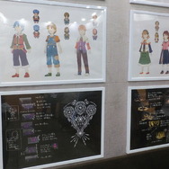 『空の軌跡』登場キャラ“50人超え”の身長差イラストが圧巻！国内メディアも“ほぼ初見”の超貴重アイテムもブースに展示【TGS2025】