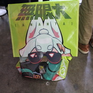 『無限大ANANTA』超特大リュックが目立ち過ぎ。『龍が如く』なりきりお面や『MIRESI』のセクシーイラストなど…気になるノベルティをピックアップ【TGS2025】