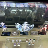 どこを見ても目を奪われる…！『アトリエ』シリーズ『DOAXVV』『NIKKE』の妖艶タペストリーなど―魅力的な物販ブースレポ【TGS2025】