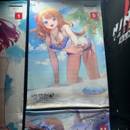 どこを見ても目を奪われる…！『アトリエ』シリーズ『DOAXVV』『NIKKE』の妖艶タペストリーなど―魅力的な物販ブースレポ【TGS2025】