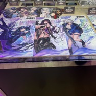 どこを見ても目を奪われる…！『アトリエ』シリーズ『DOAXVV』『NIKKE』の妖艶タペストリーなど―魅力的な物販ブースレポ【TGS2025】