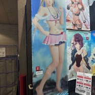 どこを見ても目を奪われる…！『アトリエ』シリーズ『DOAXVV』『NIKKE』の妖艶タペストリーなど―魅力的な物販ブースレポ【TGS2025】