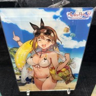 どこを見ても目を奪われる…！『アトリエ』シリーズ『DOAXVV』『NIKKE』の妖艶タペストリーなど―魅力的な物販ブースレポ【TGS2025】