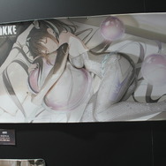 どこを見ても目を奪われる…！『アトリエ』シリーズ『DOAXVV』『NIKKE』の妖艶タペストリーなど―魅力的な物販ブースレポ【TGS2025】