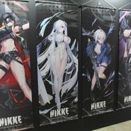 どこを見ても目を奪われる…！『アトリエ』シリーズ『DOAXVV』『NIKKE』の妖艶タペストリーなど―魅力的な物販ブースレポ【TGS2025】