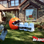 ハロウィンナイトには光るカボチャ、パックマン風のデコレーション