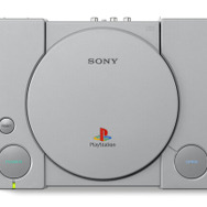 初代「プレステ」がBIGぬいぐるみに！ボタンや端子のディテールを再現しつつ、抱きしめたくなるもふもふ質感に