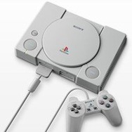 初代「プレステ」がBIGぬいぐるみに！ボタンや端子のディテールを再現しつつ、抱きしめたくなるもふもふ質感に