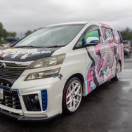 常闇トワ様の「マツダ3」に輪堂千速のヤマハバイクも！岐阜に集まったホロライブの痛車・痛バイクまとめ【第九回 天下無双 東西最強痛車決戦 フォトレポ】