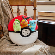 『ポケモン』新作一番くじの全ラインナップ公開！A賞はチコリータ、ポカブ、ワニノコのぬいぐるみが付いたモンスターボール型ゲームクッション
