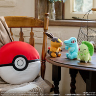 『ポケモン』新作一番くじの全ラインナップ公開！A賞はチコリータ、ポカブ、ワニノコのぬいぐるみが付いたモンスターボール型ゲームクッション