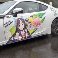 『ウマ娘』の痛車が集結！雨に負けない躍動感を放つ【第九回 天下無双 東西最強痛車決戦 フォトレポ】