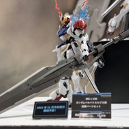 「MG 1/100 ガンダムバルバトスルプス用拡張パーツセット」の展示画像（公式Xより引用）。