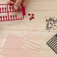 パーツ総数“1776”は目眩がしそう！「赤飯おにぎり」米、小豆、ゴマで組み立てるプラモデルに