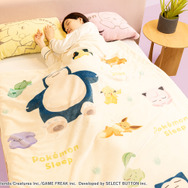 ピカチュウが近くで添い寝してくれる大きな枕…！肌触りの良いブランケットなど、『ポケスリ』コラボ寝具第2弾が順次発売