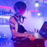 MSIゲーミングノート「Cyborg 15/17 B2RW」×『サイバーパンク2077』で叶える、本物の“没入（ジャック・イン）”。最高のプレイ環境で、コスプレイヤーと共にナイトシティを駆けてきた