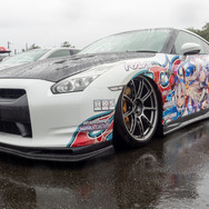 ベンツやレクサス、往年のスポーツカーまで集結！雨に負けじと会場を盛り上げた痛車まとめ【第九回 天下無双 東西最強痛車決戦 フォトレポ】