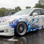 ベンツやレクサス、往年のスポーツカーまで集結！雨に負けじと会場を盛り上げた痛車まとめ【第九回 天下無双 東西最強痛車決戦 フォトレポ】