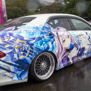 ベンツやレクサス、往年のスポーツカーまで集結！雨に負けじと会場を盛り上げた痛車まとめ【第九回 天下無双 東西最強痛車決戦 フォトレポ】