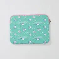 「ちいかわ」が草むしり検定に向けて勉強―新商品「レトロデザインシリーズ」にアパレルやポーチなど普段使いできるアイテムがズラリ