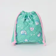 「ちいかわ」が草むしり検定に向けて勉強―新商品「レトロデザインシリーズ」にアパレルやポーチなど普段使いできるアイテムがズラリ