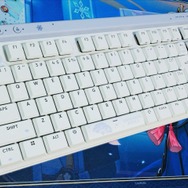 これは“綾華推し”にとって最高の神器かもしれない―「ロジクールG」×『原神』コラボのキーボード&ヘッドセット“神里綾華特別モデル”を触ってみた!