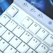 これは“綾華推し”にとって最高の神器かもしれない―「ロジクールG」×『原神』コラボのキーボード&ヘッドセット“神里綾華特別モデル”を触ってみた!